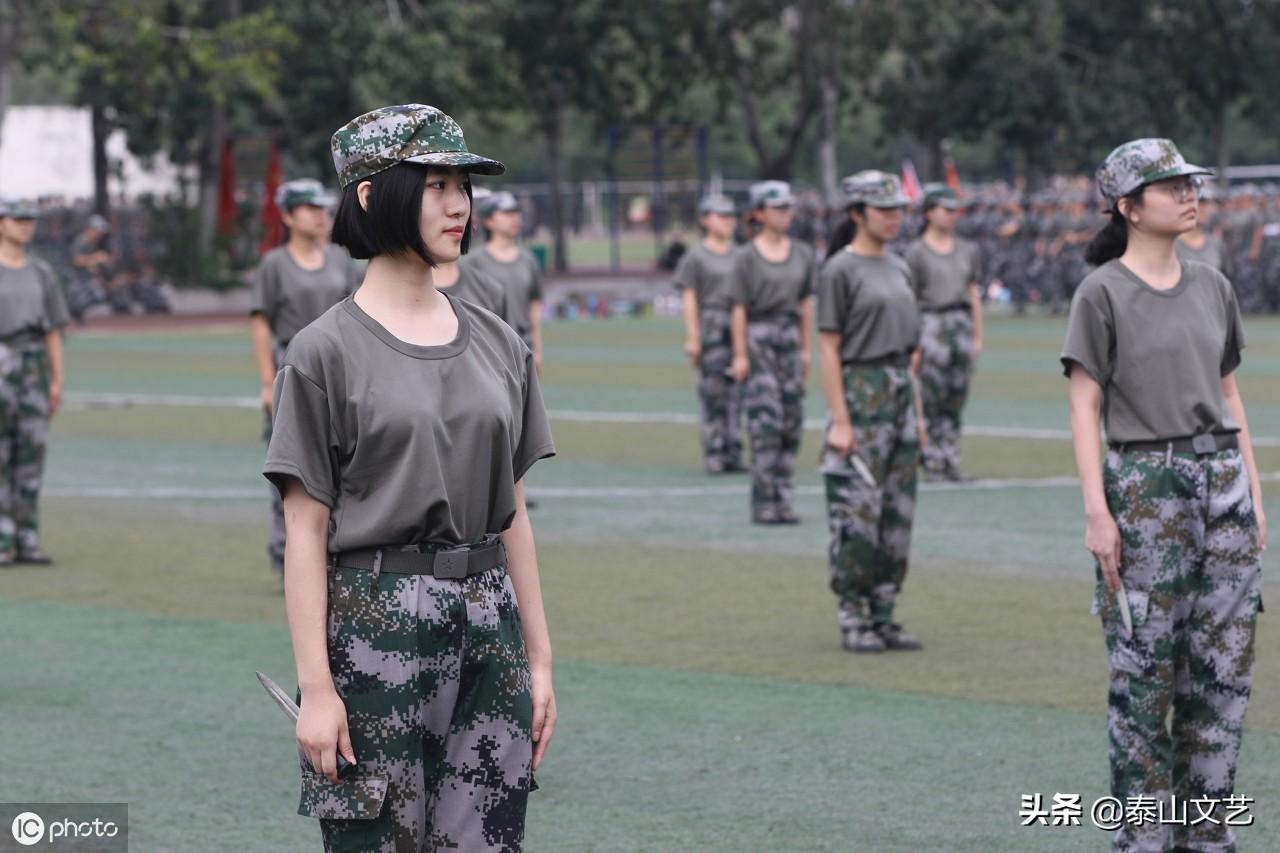 郑州大学军训设立“女子匕首连”，干练潇洒，声势震天（图组）