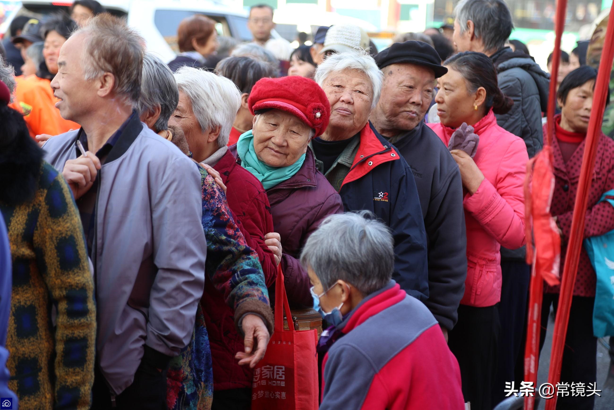 河南厨师做1000碗面条免费送人,市民排队场面堪比春运