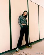 女性穿迷彩服装(女生穿迷彩服)