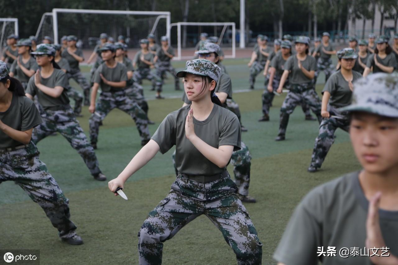 郑州大学军训设立“女子匕首连”，干练潇洒，声势震天（图组）