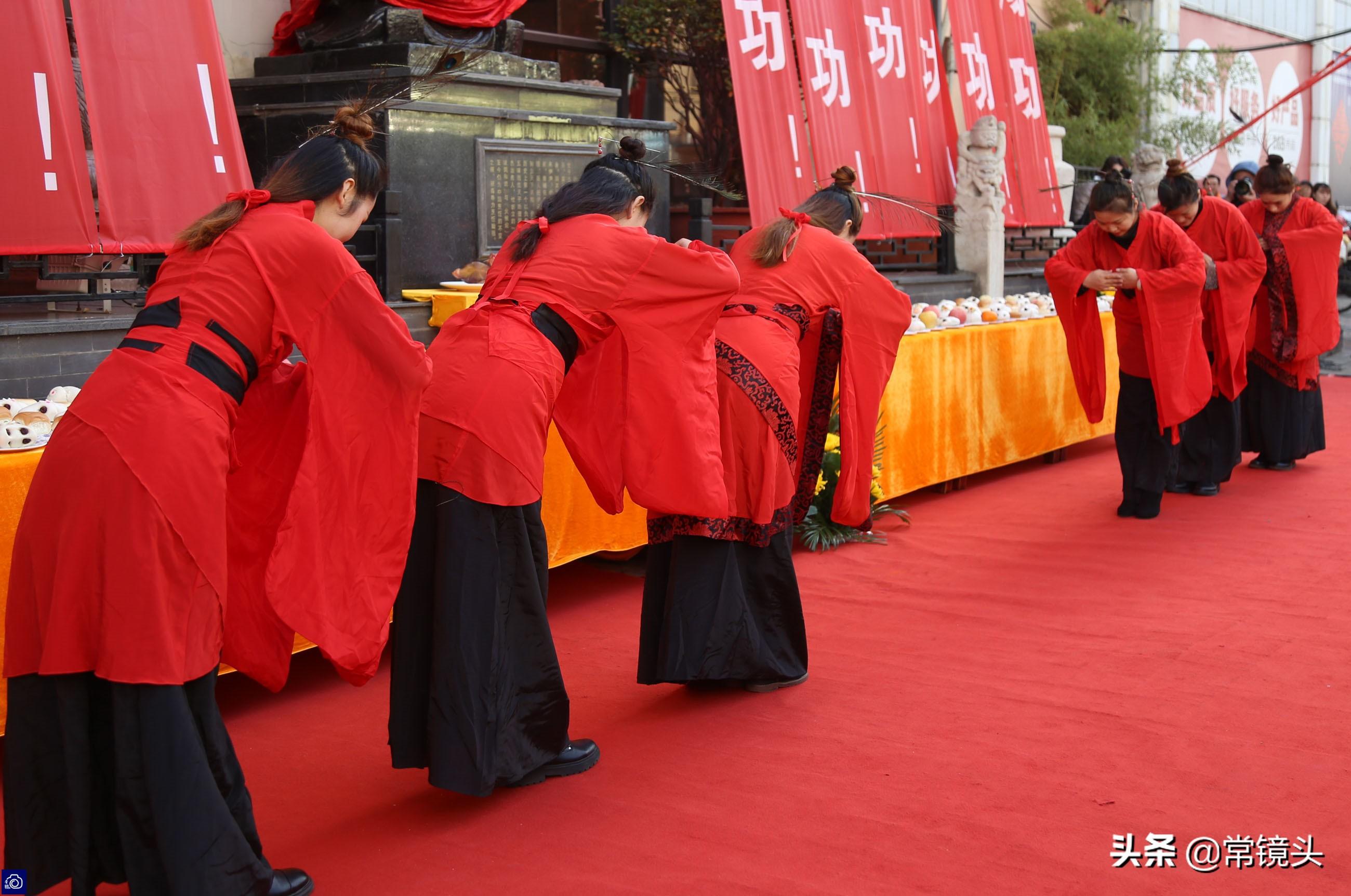 河南厨师做1000碗面条免费送人,市民排队场面堪比春运