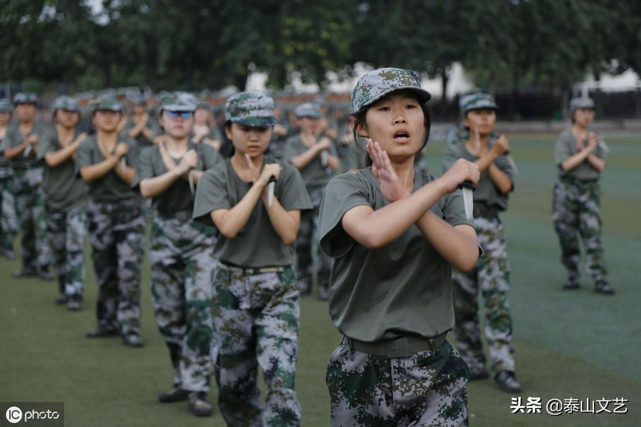 郑州大学军训设立“女子匕首连”，干练潇洒，声势震天（图组）