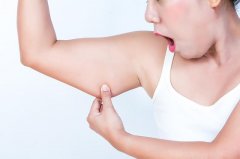 哑铃蝴蝶袖的方法视频(哑铃锻炼蝴蝶袖的视频)