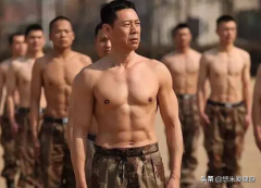 单杠和俯卧撑在一起怎么练(在双杠上做俯卧撑)