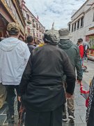 西藏服装女性(西藏女人服饰图片)