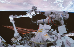 宇航员服装对比图女性版(宇航员服装图片大全)