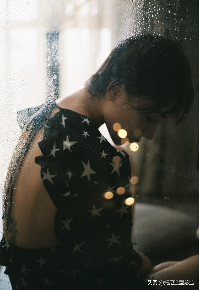 演员杨舒婷曝胶片风写真 诠释优雅复古女性