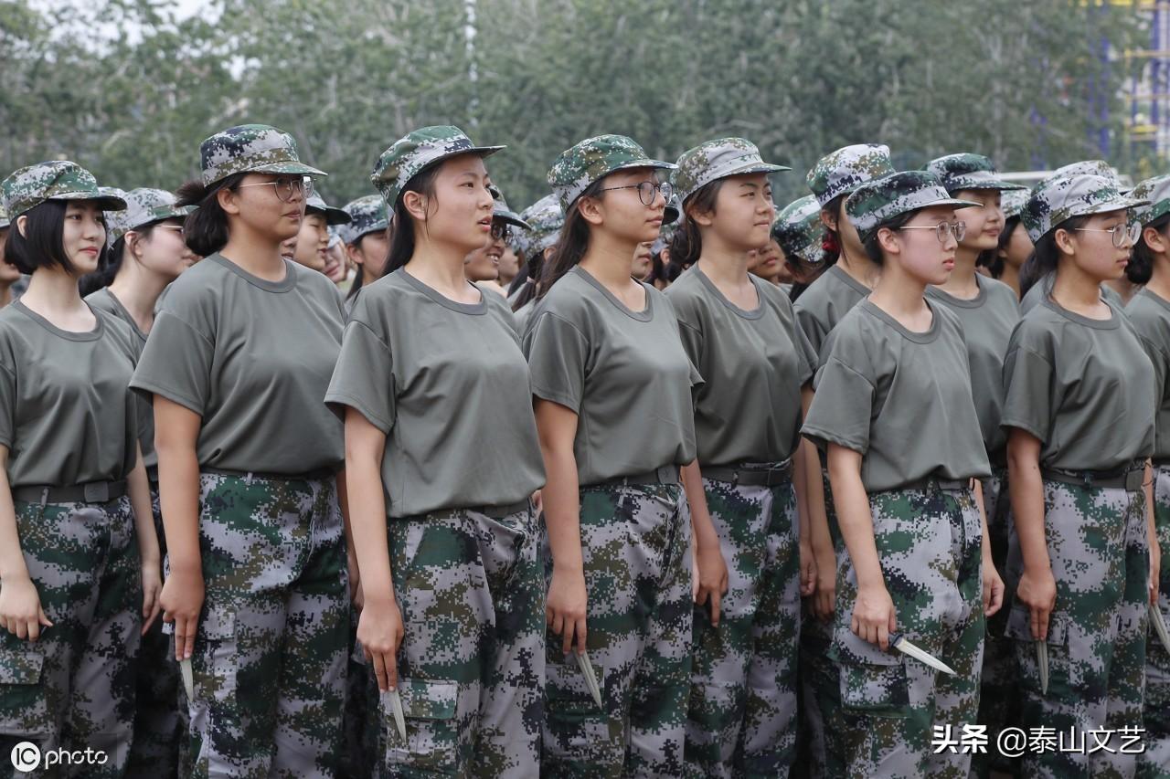 郑州大学军训设立“女子匕首连”，干练潇洒，声势震天（图组）