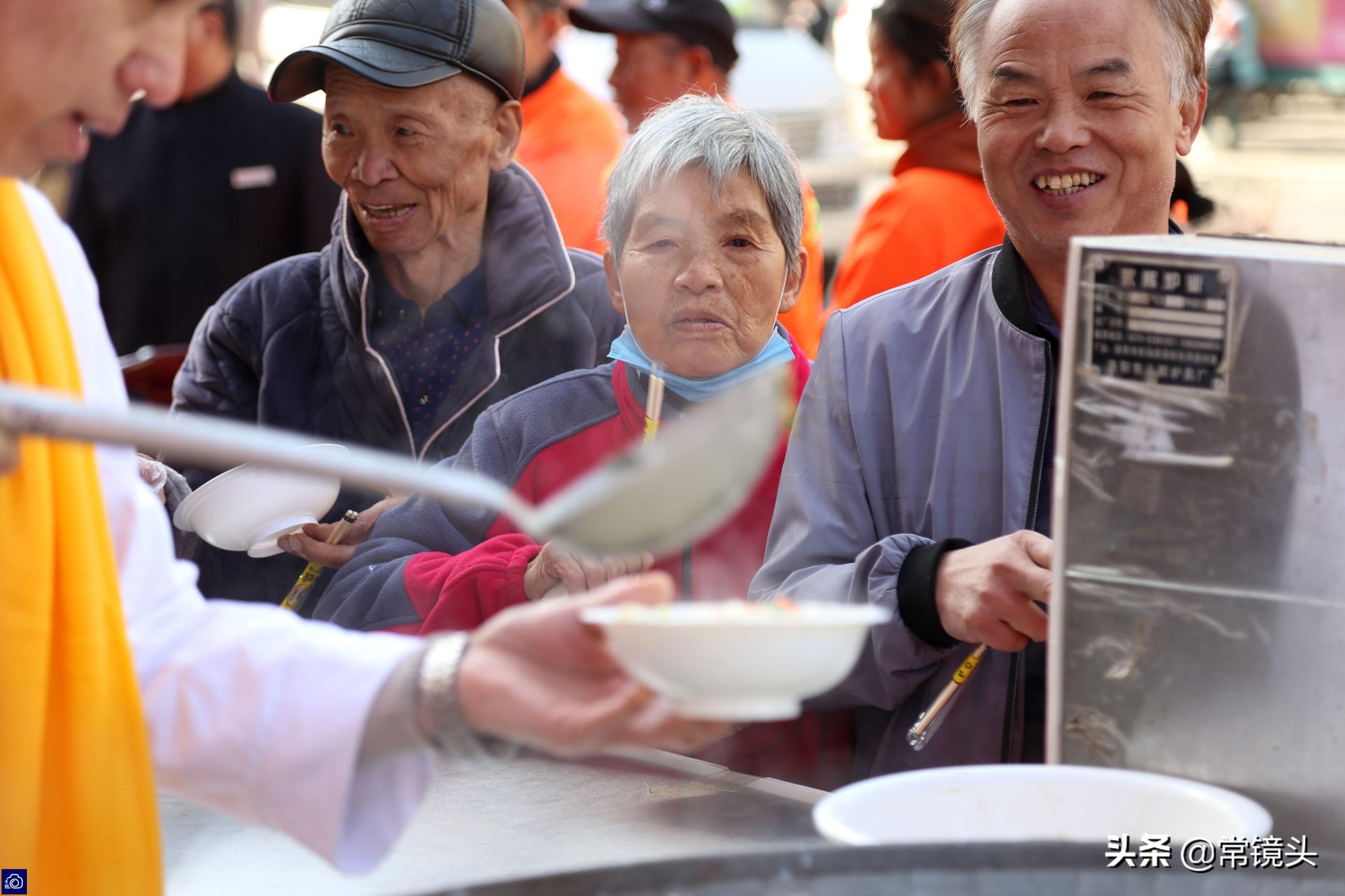 河南厨师做1000碗面条免费送人,市民排队场面堪比春运